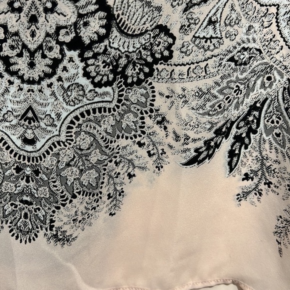 Rose & Olive. Paisley shirt. 3/4 sleeves. Size medium. - Picture 3 of 6